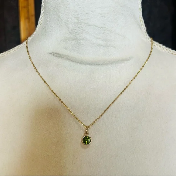 Vintage faceted peridot glass stone pendant on chain necklace - Picture 3 of 6